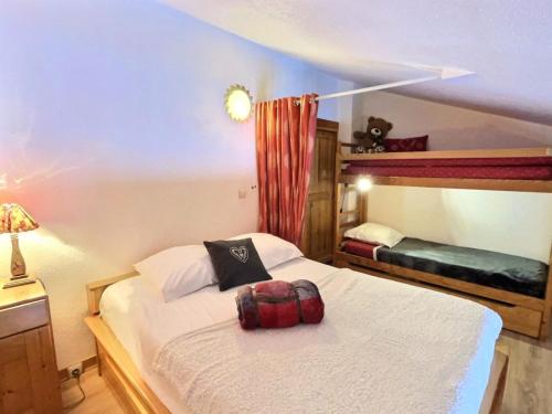 - une chambre avec un lit et un sac à dos dans l'établissement Résidence Verdets Ii - Charmant studio/mezzanine pour 4 personnes à Val d'Isère à 250m du centre du village et 400m des pistes MAE-2844, à Val dʼIsère