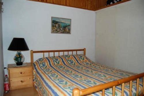 - une chambre avec un lit et une lampe sur une table de chevet dans l'établissement Résidence Hawai 2 - VILLA T1 CAB MEZZ 5 couchages PORT LEUCATE MAE-7374, à Port-Leucate