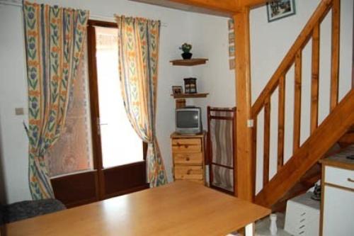 - un salon avec une table en bois et une fenêtre dans l'établissement Résidence Hawai 2 - VILLA T1 CAB MEZZ 5 couchages PORT LEUCATE MAE-7374, à Port-Leucate