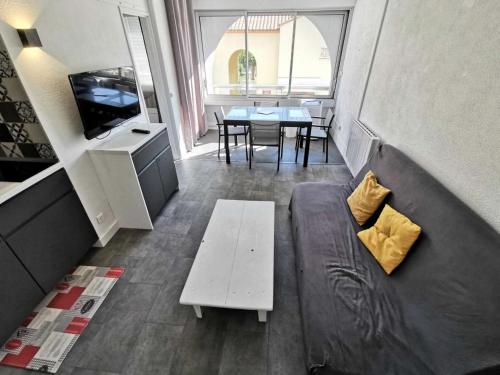 un petit salon avec un canapé et une table dans l'établissement Résidence Les Terrasses Du Port - 2 Pièces 4 couchages PORT LEUCATE MAE-7394, à Port-Leucate