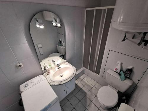 une salle de bain avec un lavabo, des toilettes et un miroir dans l'établissement Résidence Les Terrasses Du Port - 2 Pièces 4 couchages PORT LEUCATE MAE-7394, à Port-Leucate