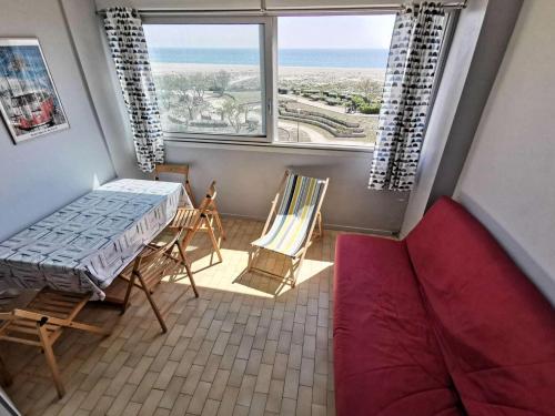 une chambre avec un lit, un canapé et une fenêtre dans l'établissement Résidence LES NEFS DES SABLES - Studio pour 5 Personnes 34, à Port-Leucate