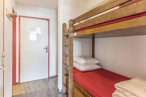 - une chambre avec 2 lits superposés et une porte dans l'établissement Résidence Les Fontaines Blanches - maeva Home - Studio 4 personnes Confort MAE-5200, à Morzine