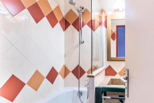 une salle de bain avec une douche, une baignoire et un lavabo dans l'établissement Résidence Les Fontaines Blanches - maeva Home - Studio 4 personnes Confort MAE-5200, à Morzine