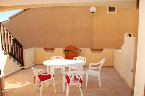 d'une table et de chaises sur un balcon avec un escalier. dans l'établissement Résidence Grande Bleue - 2 Pièces 4 couchages PORT LEUCATE MAE-7474, à Port-Leucate