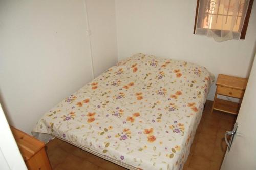 - un petit lit avec des fleurs dans la chambre dans l'établissement Résidence Grande Bleue - 2 Pièces 4 couchages PORT LEUCATE MAE-7474, à Port-Leucate