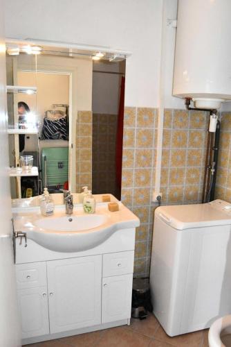 une salle de bain avec un lavabo et un miroir dans l'établissement Résidence Les Candeilleres - VILLA 3 PIECES 6 couchages MAE-7494, à Port-Leucate
