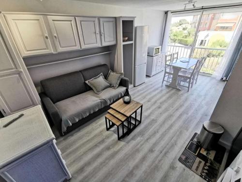 un salon avec un canapé et une table dans l'établissement Résidence Copacabana - Magnifique appartement rénové pour 4 personnes à Port Leucate. Réf: 1COP_811H MAE-6944, à Port-Leucate