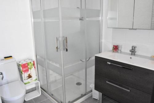 ein Bad mit einer Dusche, einem WC und einem Waschbecken in der Unterkunft Résidence LES PATIOS 1 - Maisons & Villas pour 6 Personnes 924 in Port Leucate