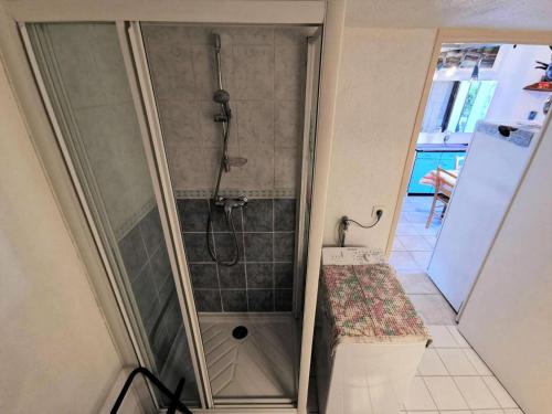 une salle de bain avec une douche avec un banc dedans dans l'établissement Résidence Village Merlin - VILLA T2 MEZZANINE 4 couchages PORT LEUCATE MAE-6954, à Port-Leucate