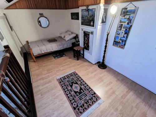 - une vue de tête sur une chambre avec un lit et un tapis dans l'établissement Résidence Village Merlin - VILLA T2 MEZZANINE 4 couchages PORT LEUCATE MAE-6954, à Port-Leucate