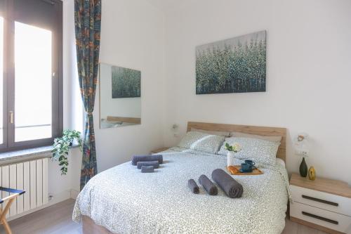 una camera da letto con un letto con due paia di scarpe sopra di OurJoy Condo, free parking, AC, strong WiFi - M Gioia47, Central Station, Porta Nuova, Milan a Milano