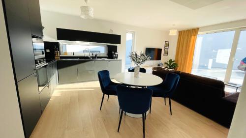 布拉提斯拉瓦的住宿－House FLOW, 3 room with terrace, free 2 parking，厨房以及带桌椅的起居室。