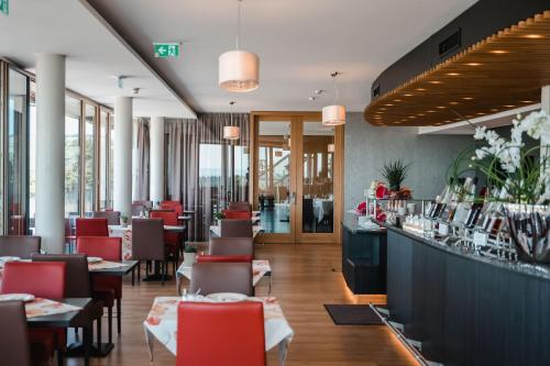 un restaurant avec des tables et des chaises ainsi qu'un bar dans l'établissement Engener Höh, à Engen