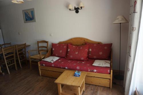 un salon avec un canapé rouge et une table dans l'établissement Résidence Terrasses De La Bergerie - 3 pièces 6 personnes MAE-5944, à Orcières