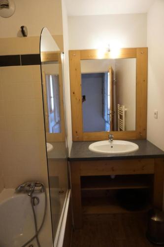 une salle de bain avec un lavabo, un miroir et une baignoire dans l'établissement Résidence Terrasses De La Bergerie - 3 pièces 6 personnes MAE-5944, à Orcières