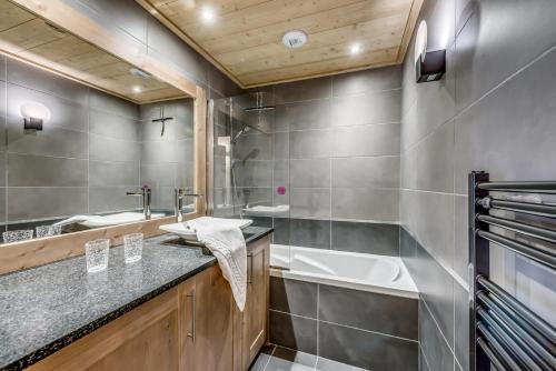 a bathroom with a sink and a tub at Résidence Les Nouveaux Alpages - 5 Pièces pour 8 Personnes 664 in Champagny-en-Vanoise