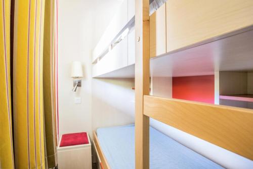 - une petite chambre avec des lits superposés dans l'établissement Résidence Les Parcs de Grimaud - maeva Home - Studio 4 Personnes - Confort MAE-0281, à Grimaud