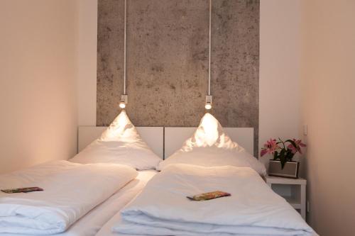 Ένα ή περισσότερα κρεβάτια σε δωμάτιο στο BNB near Brandenburg Gate - Rooms & Apartments