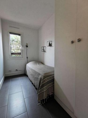 une petite chambre avec un lit et une fenêtre dans l'établissement Résidence Le Mail A La Plage - APPT T2 4 couchages PORT LEUCATE. Réf: 2MAI_603 MAE-3184, à Port-Leucate