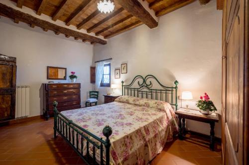 1 dormitorio con 1 cama y vestidor en Countryhouse in San Gimignano, en San Gimignano