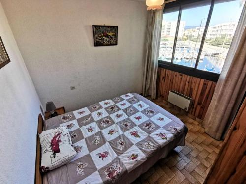 une chambre avec un lit et une fenêtre dans l'établissement Résidence Karukera - 2 Pièces 4 couchages PORT LEUCATE MAE-3134, à Port-Leucate