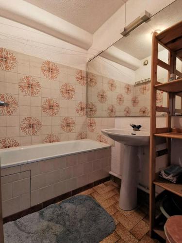 une salle de bain avec une baignoire et un lavabo dans l'établissement Résidence Karukera - 2 Pièces 4 couchages PORT LEUCATE MAE-3134, à Port-Leucate