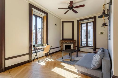 un salon avec un canapé et une cheminée dans l'établissement Hamac Suites - Le Pleney, à Lyon