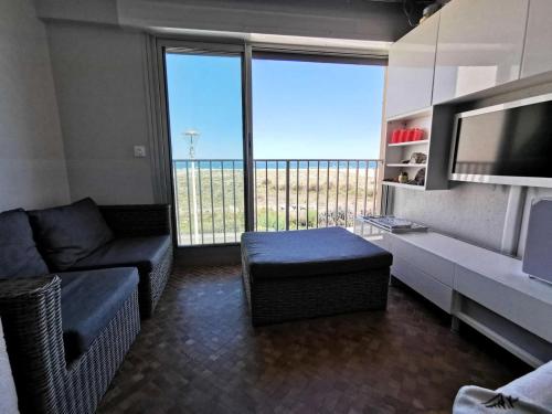 un salon avec un canapé et une télévision à écran plat dans l'établissement Résidence Les Aigues Marines - Appartement T3 mezzanine à Port Leucate - Réf: 1AM_125 MAE-1254, à Port-Leucate