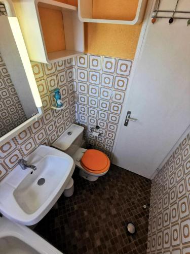 une petite salle de bain avec toilettes et lavabo dans l'établissement Résidence Les Aigues Marines - Appartement T3 mezzanine à Port Leucate - Réf: 1AM_125 MAE-1254, à Port-Leucate