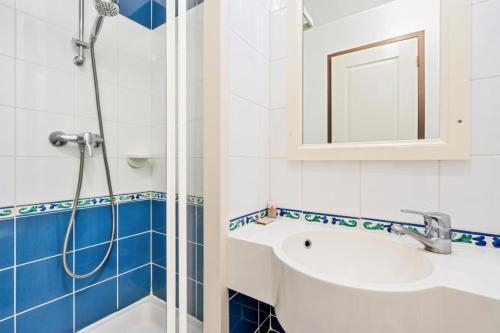 une salle de bain avec un lavabo et une douche dans l'établissement Port du Crouesty Cap'Océan - maeva Home - Appartement 2 Pièces 5 Personnes - Confort MAE-0303, à Arzon