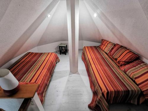 - 2 lits dans une chambre mansardée dans l'établissement Résidence Ile Des Pecheurs - VILLA 3 PIECES 6 couchages LE BARCARES MAE-1314, à Port-Leucate