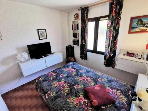 un salon avec un lit et une télévision à écran plat dans l'établissement Résidence Helios - 3 Pièces 6 couchages PORT LEUCATE MAE-1304, à Port-Leucate