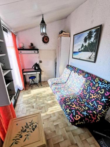 un salon avec un canapé et une table dans l'établissement Résidence Helios - 3 Pièces 6 couchages PORT LEUCATE MAE-1304, à Port-Leucate