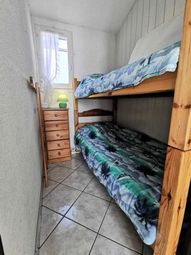 - une chambre avec des lits superposés et une commode dans l'établissement Résidence Les Barcarelles - VILLA T2 CABINE 4 couchages LE BARCARES MAE-1334, à Port-Leucate