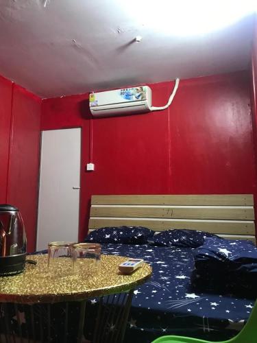 um quarto com uma mesa e um aquecedor na parede em The Big Boss Indian & Nepali Restaurant house em Sihanoukville