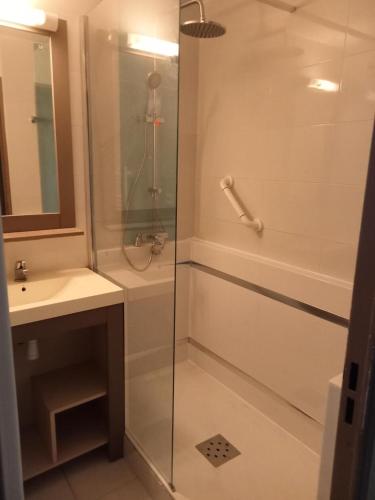 une salle de bain avec une douche en verre et un lavabo dans l'établissement Résidence Cannes Verrerie - maeva Home - Appartement 3 Pièces 6 Personnes - Selection MAE-0305, à Cannes