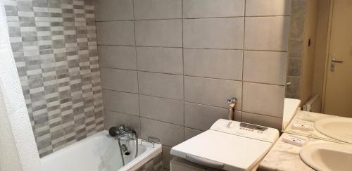 łazienka z toaletą, umywalką i wanną w obiekcie Résidence Les Glovettes - 2 Pièces pour 6 Personnes 614 w mieście Villard-de-Lans
