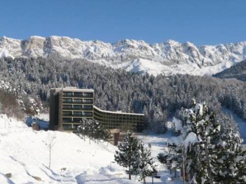 un edificio en la cima de una montaña cubierta de nieve en Résidence Les Glovettes - 2 Pièces pour 6 Personnes 624 en Villard-de-Lans