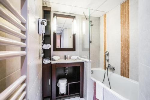 une salle de bain avec un lavabo, des toilettes et une douche dans l'établissement Résidence Cap Hermes - maeva Home - Studio 3 Personnes - Selection MAE-0326, à Fréjus