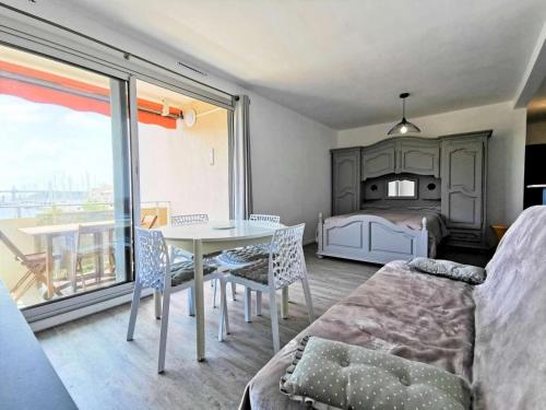 - une chambre avec un lit, une table et un lit dans l'établissement Résidence Le Canigou - Grand studio 4 couchages PORT LEUCATE MAE-4834, à Leucate