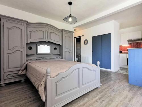 une chambre avec un grand lit blanc dans une pièce dans l'établissement Résidence Le Canigou - Grand studio 4 couchages PORT LEUCATE MAE-4834, à Leucate