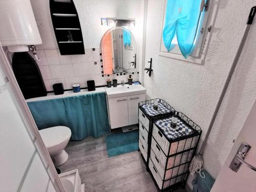 une salle de bain avec un lavabo, des toilettes et un miroir dans l'établissement Résidence Madinina - STUDIO 4 PERSONNES 4 couchages PORT LEUCATE MAE-7744, à Leucate