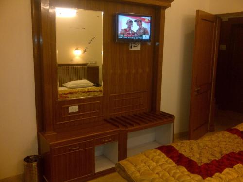 A television and/or entertainment centre at Hotel Kamal Nearest To Taj Mahal