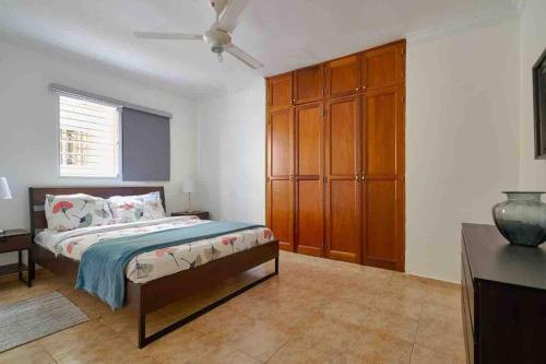 Säng eller sängar i ett rum på Escape Apartament Steps to Downtown Center Mall in Mirador Norte
