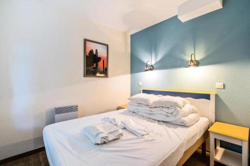 une chambre avec un lit avec des serviettes dessus dans l'établissement Résidence Cap Azur - maeva Home - Appartement 3 Pièces 6 Personnes - Confort MAE-1051, à Fouesnant