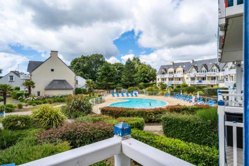 - une vue sur la piscine depuis le balcon du complexe dans l'établissement Résidence Cap Azur - maeva Home - Appartement 3 Pièces 6 Personnes - Confort MAE-1051, à Fouesnant