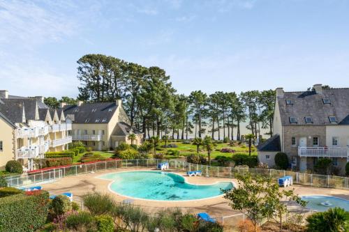 une image d'une piscine dans un complexe hôtelier dans l'établissement Résidence Cap Azur - maeva Home - Appartement duplex 2 Pièces 5 Personnes Sélection - Vue mer MAE-1182, à Fouesnant