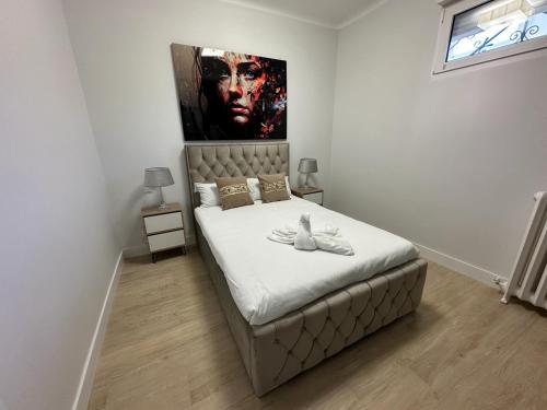 - une chambre avec un lit orné d'une peinture murale dans l'établissement Salamanca Apartment, à Madrid