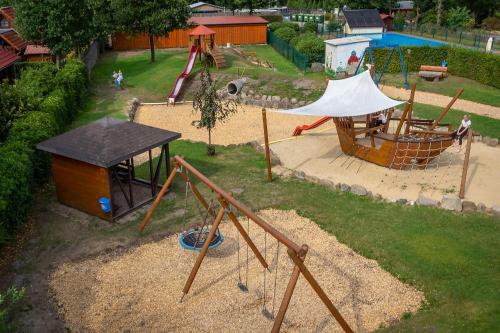 eine Luftansicht auf einen Park mit Spielplatz in der Unterkunft Ferienpark Auf dem Simpel - Schnuckenbude 4 in Soltau